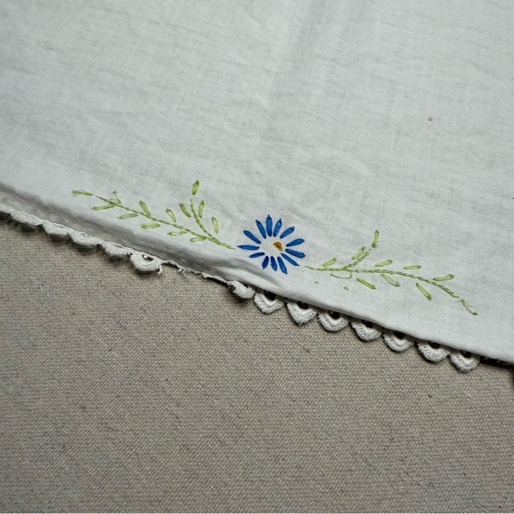Embroidered Vintage Floral Table Runner - Picture 9 of 11